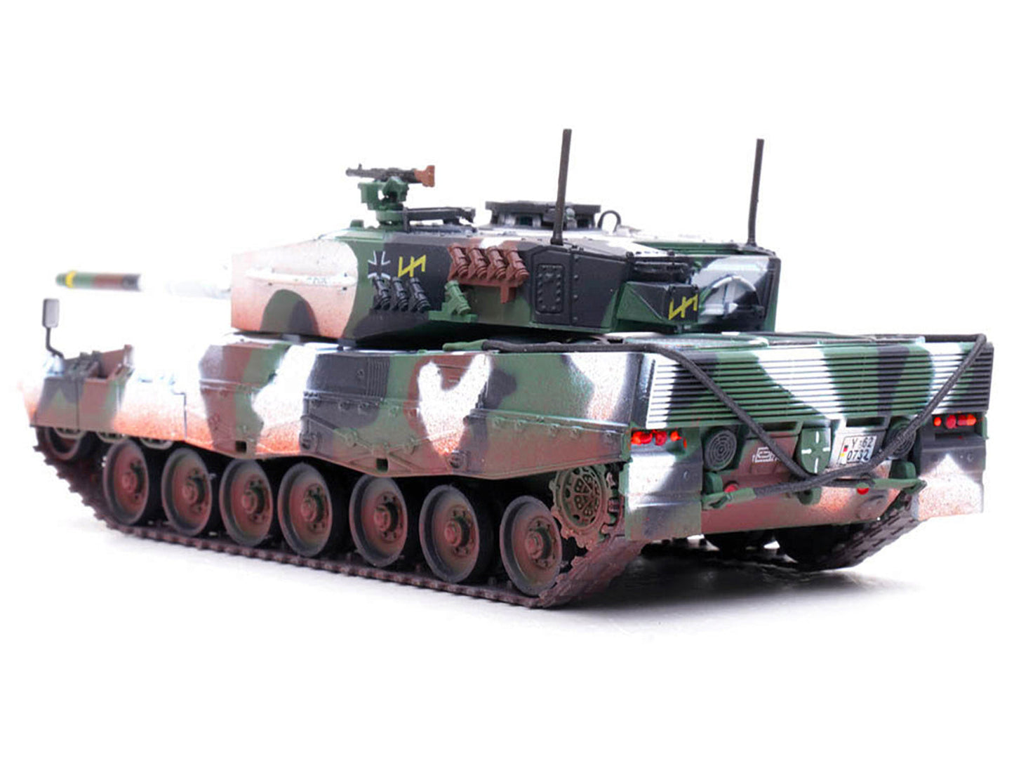 Leopard 2A4 Main Battle Tank with Snorkel "Winter Camouflage" German Army "Armor Premium" Series 1/72 Diecast Model by Panzerkampf