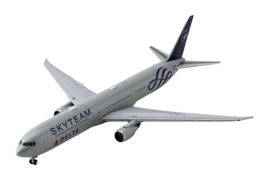 Boeing 767-400ER Commercial Aircraft "Delta Air Lines Skyteam" (N844MH) Gray Metallic with Blue Tail 1/400 Diecast Model Airplane by GeminiJets