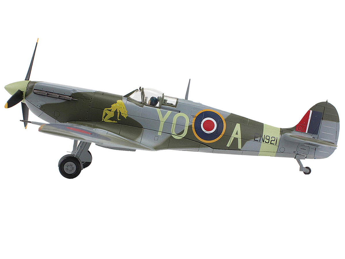 Supermarine Spitfire Mk Vb Fighter Aircraft "EN921 Flying Officer Jack Sheppard No. 401 Squadron" (1943) Royal Canadian Air Force "Air Power Series" 1/48 Diecast Model by Hobby Master